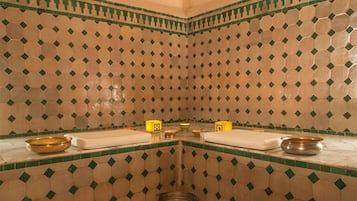 Een stoombad, massagebehandelingen