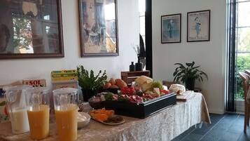 Free daily buffet breakfast