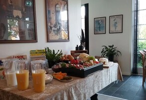 包含每日自助早餐