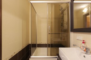 Apart Daire, 1 Yatak Odası (Mala Zhytomyrska 10, 6th floor) | Banyo | Duş, ücretsiz banyo/kozmetik ürünleri, saç kurutma makinesi, terlik 
