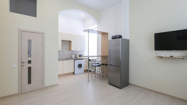 Una cocina moderna con un refrigerador empotrado, un microondas y una lavadora.