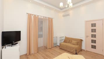 Apartamento, 1 quarto (Studio) | Área de estar | TV de tela plana