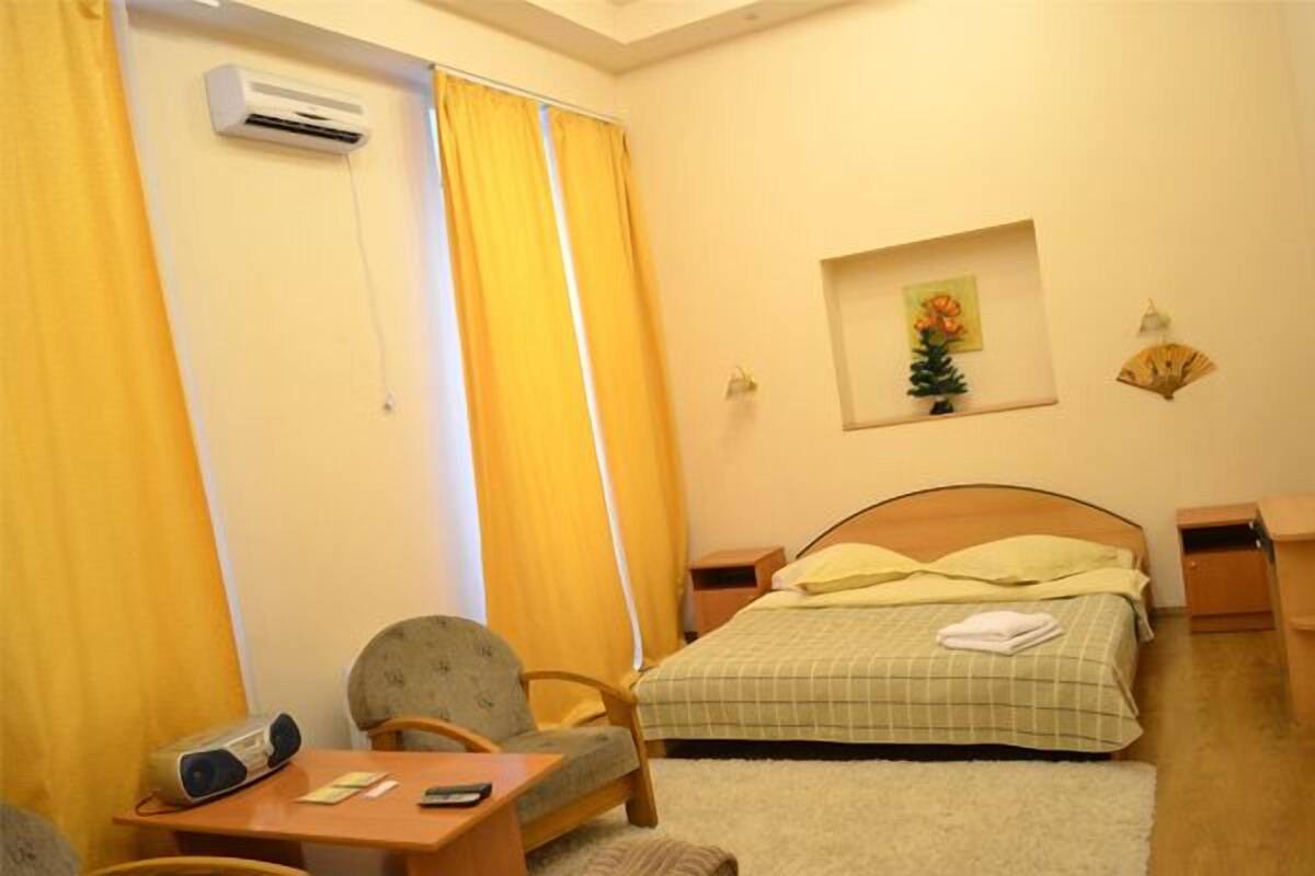 Studio Apartment (Mykhailivsky Lane, 9A) | Soundproofing, iron/ironing board, WiFi (free), bed sheets