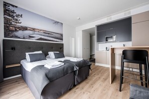 Refrigerador, microondas, placa de cocina, cafetera/tetera