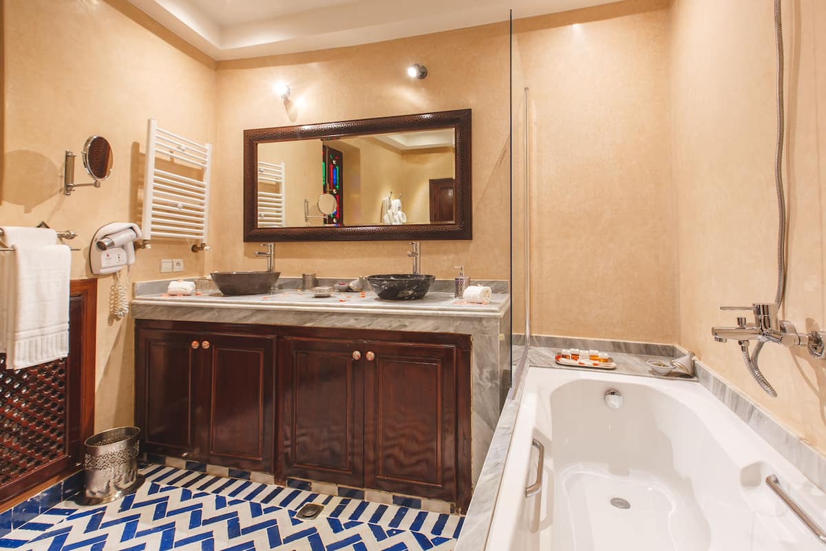 Executive-Suite | Badezimmer | Kostenlose Toilettenartikel, Haartrockner, Bademäntel, Hausschuhe