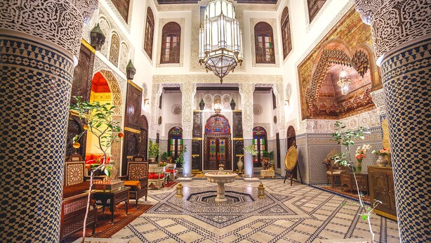 A spacious interior with a central fountain, ornate columns, and a patterned floor. - Riad Fes Maya (Fes)
