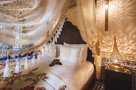 Executive Suite | Minibar, in-room safe, individually decorated, individually furnished. Riad Fes Maya