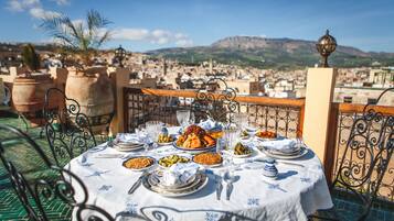 Se sirven desayunos, almuerzos y cenas; cocina marroquí