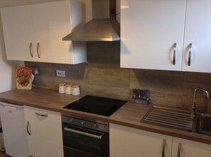 Deluxe Apartment, 2 Bedrooms | Private kitchen