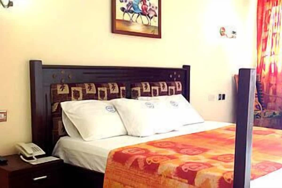Camera doppia, 1 letto king | Biancheria da letto di alta qualità, una cassaforte in camera