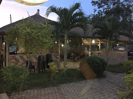 Se sirven desayunos y cocina local e internacional, con vista al jardín