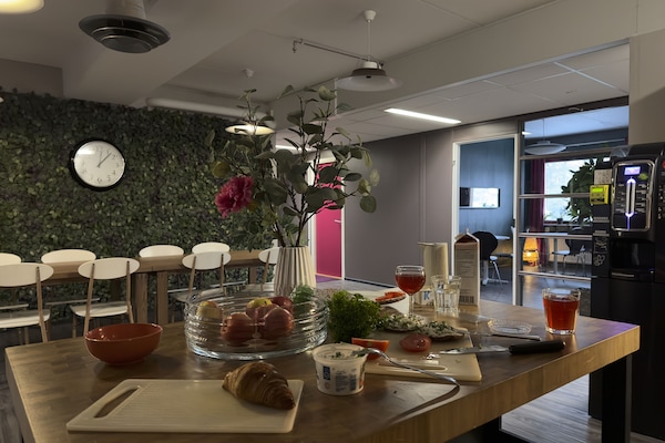 Nevera en la zona común y microondas en la zona común