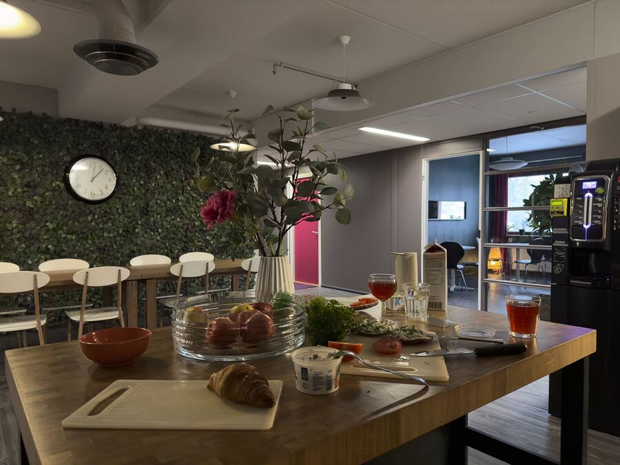 Een koelkast, een microgolfoven