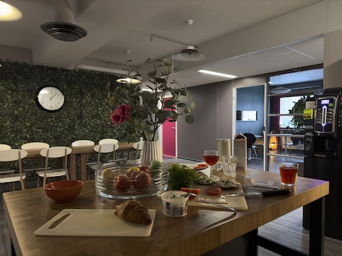 The Rooms Airport - 20Rooms