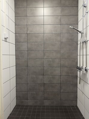Ducha, artículos de higiene personal gratuitos y secador de pelo