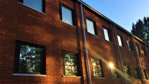 Un edificio moderno de ladrillo con múltiples ventanas y techo plano.