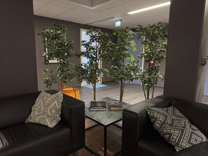 Flat-screen TV - The Rooms Airport - 20Rooms (Vantaa)