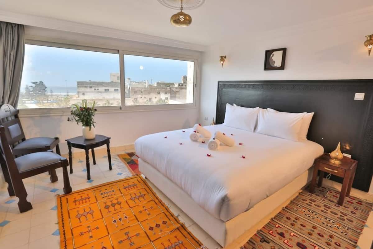 Deluxe Suite, 1 King Bed with Sofa bed, Smoking, Sea View | Premium bedding, blackout drapes, free cribs/infant beds, free WiFi