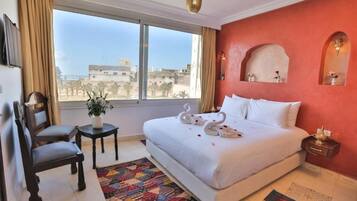 Luxury Studio, 1 King Bed with Sofa bed, Sea View | Premium bedding, blackout drapes, free cribs/infant beds, free WiFi