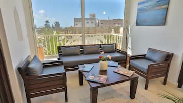 Suite Luxury, 1 letto king con divano letto, fumatori, vista mare | Soggiorno | TV a schermo piatto 32 pollici con canali satellitari, TV