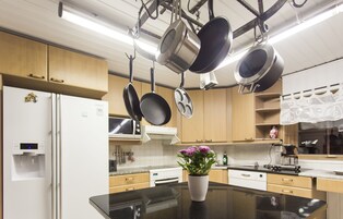 Refrigerador con freezer, microondas, horno, placa de cocina