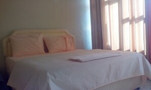 Basic Double Room Single Use | Meja, langsir/tirai gelap terus, Wi-fi percuma 