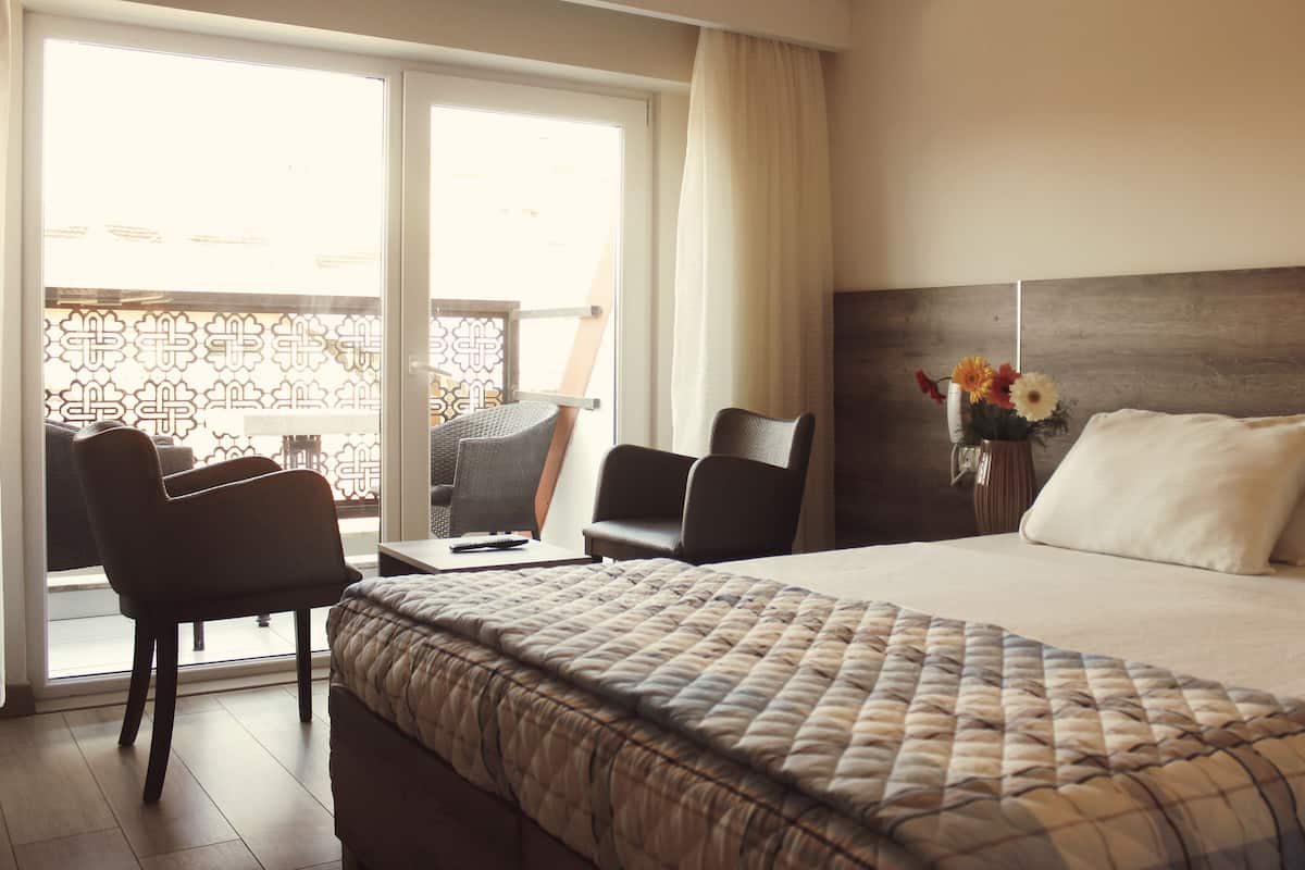 Rom – standard, balkong | Sengetøy av topp kvalitet, minibar, safe på rommet og strykejern/-brett