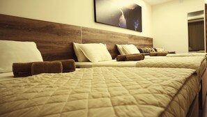 Habitació triple Deluxe | Roba de llit d'alta qualitat, minibar i caixa forta a l'habitació 