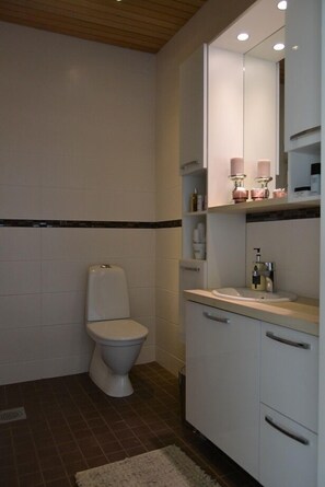 Separate tub and shower, jetted tub - Solakalliontie Row House (Helsinki)
