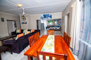Appartement Deluxe, 2 chambres, cuisine, vue jardin | Coin séjour | Télévision à écran plasma de 32 pouces avec chaînes par satellite