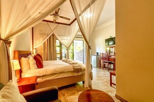 King room | Caja fuerte, escritorio, cortinas opacas y tabla de planchar con plancha