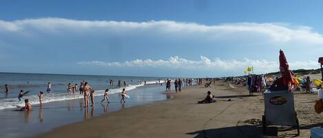 Na praia, espreguiçadeiras, guarda-sóis