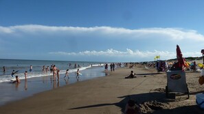 Di pantai, kursi berjemur, dan payung pantai