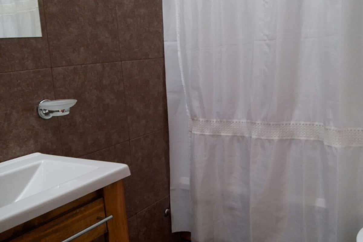 Combined shower/tub, hair dryer, towels