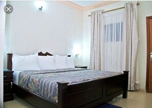 Desk, free WiFi, bed sheets - Lou Ralph Hotel (Accra)