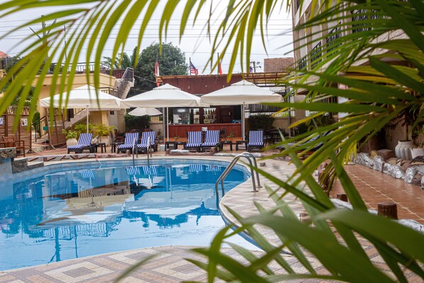 Outdoor pool - Lou Ralph Hotel (Accra)