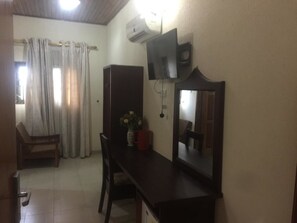 Desk, free WiFi, bed sheets - Lou Ralph Hotel (Accra)