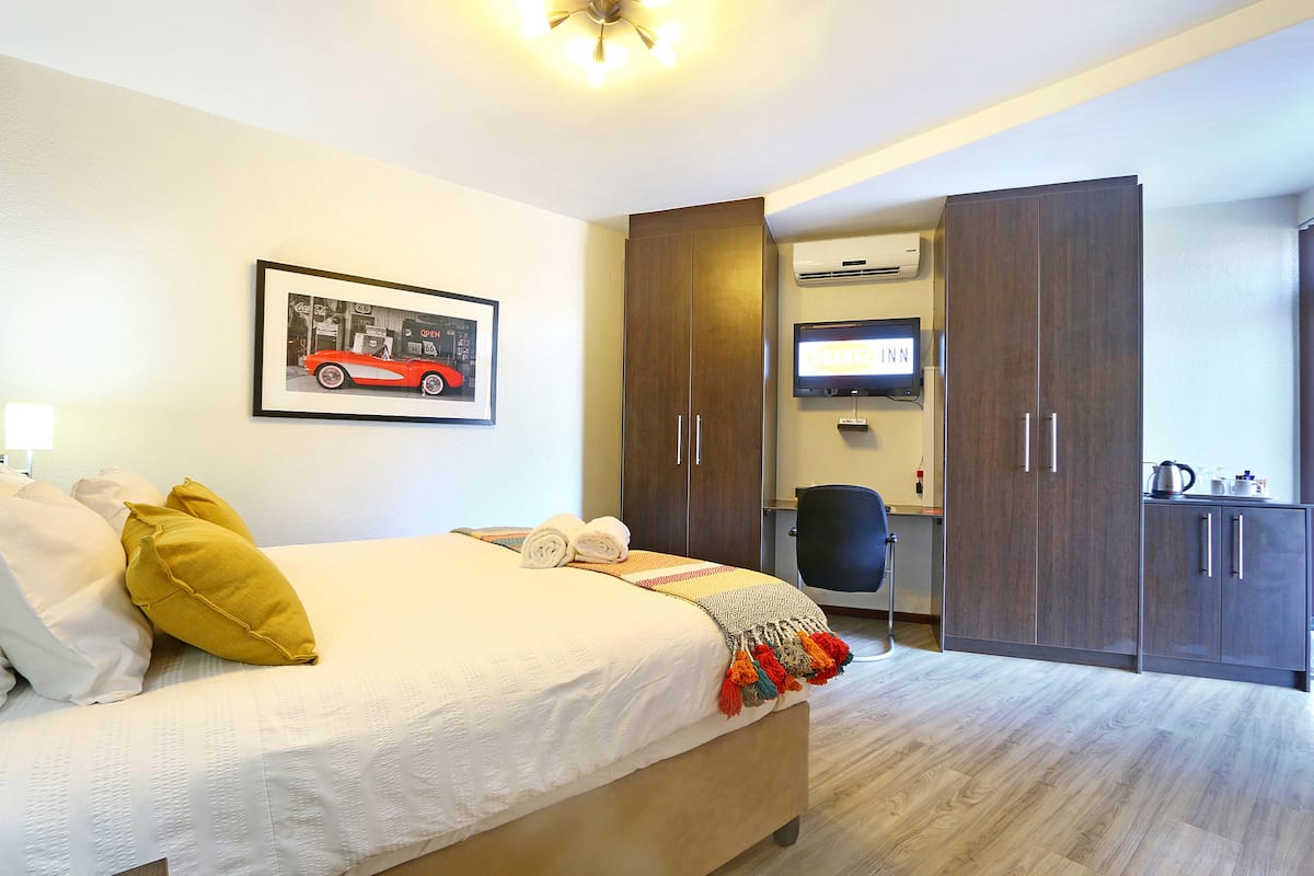 Ropa de cama de alta calidad y caja de seguridad en la habitación