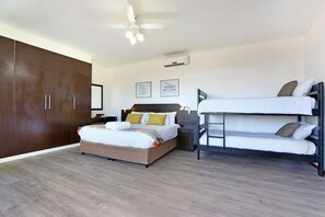 Ropa de cama de alta calidad y caja de seguridad en la habitación