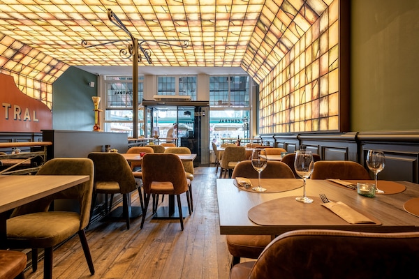 S'hi serveixen esmorzars, dinars i plats de cuina local i internacional