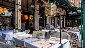 Se sirven desayunos, comidas, cenas y cocina local e internacional