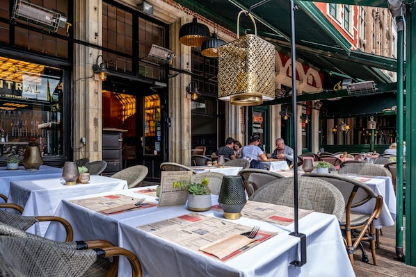 Serveert ontbijt, lunch, diner, lokale en internationale gerechten