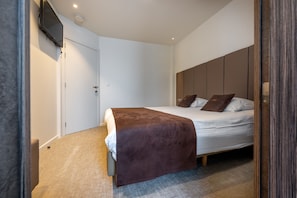 Quarto duplo, 2 camas de solteiro | Escrivaninha, Wi-Fi de cortesia, roupa de cama
