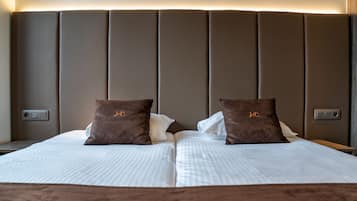 Zweibettzimmer, 2 Einzelbetten, Stadtblick | Schreibtisch, kostenloses WLAN, Bettwäsche