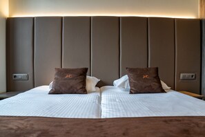 Twin Room, 2 Single Beds, City View | Desk, free WiFi, bed sheets - Hotel Central (Bruges)