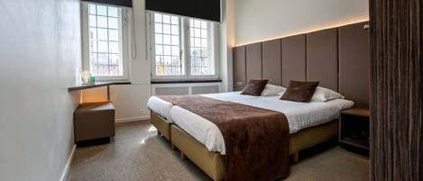 Twin Room, 2 Twin Beds, City View | Desk, free WiFi, bed sheets