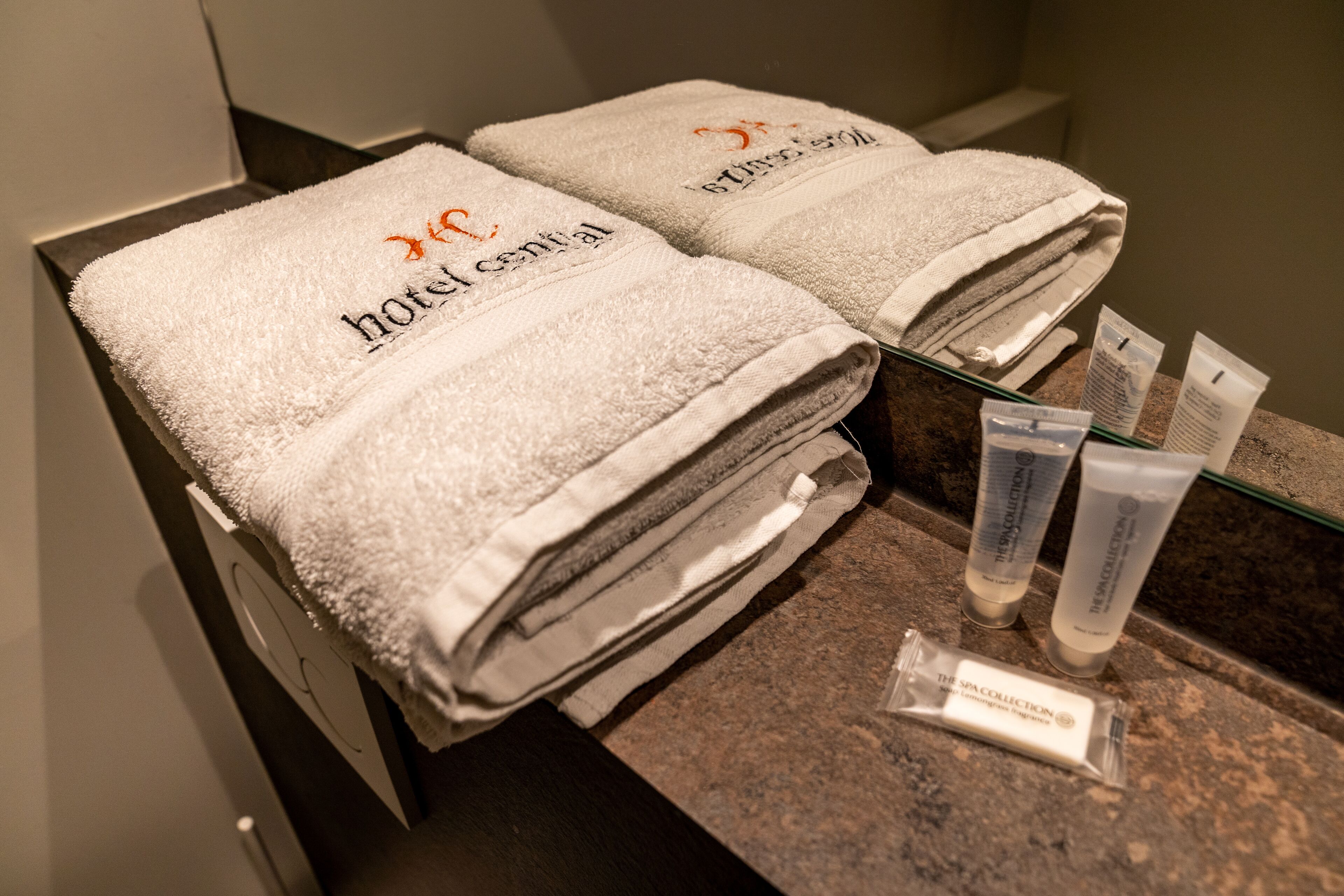 twin room, 2 single beds | room amenity