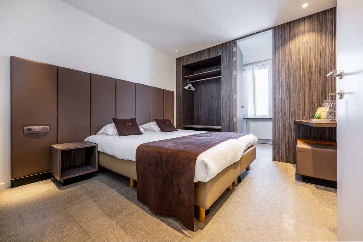 Twin Room, 2 Twin Beds | Desk, WiFi (free), bed sheets