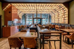 Serveert ontbijt, lunch, diner, lokale en internationale gerechten