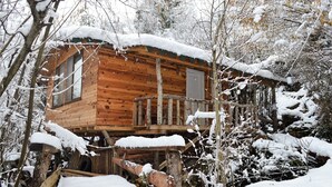A wooden cabin with a balcony, surrounded by snow-covered trees and a wooden deck. - Kure Dag Evi (Ulus)